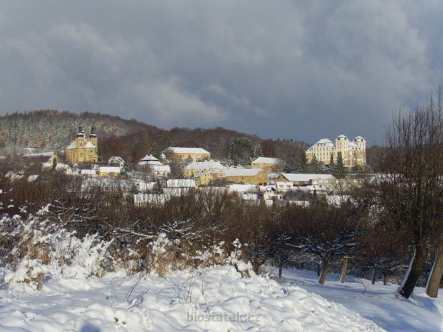 PIC_0387.JPG - a pohled zpět, nalevo budova duchovního typu, napravo palác pro pozemské autority a správní budova uprostřed