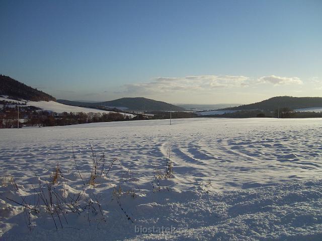 PIC_0388.JPG - pohled z jihovýchodního cípu Doupovských hor směrem k žateckopodbořanské nížině
