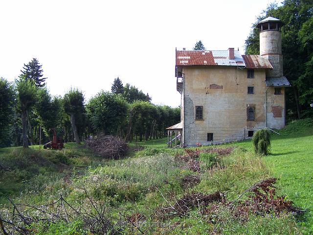 100_8925.JPG - letohrádek, rybník plný dřevin a řezačka na kukuřici s ambicí naštěpkovat je