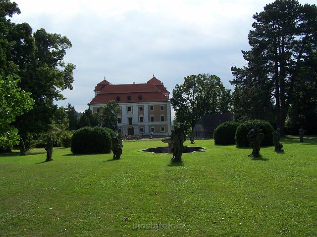 100_8929.JPG - Zámek Valeč a sochy Matyáše Bernarda Brauna