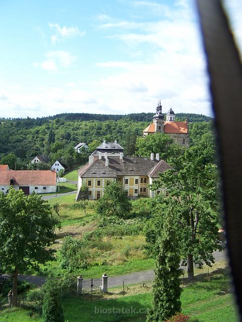 100_8967.JPG - výhled ze zámku Valeč na (L-P) bývalou budovu pivovaru, žlutý hospic se střechou domu zámeckých kaplanů za sebou a kostel Nejsvětější Trojice