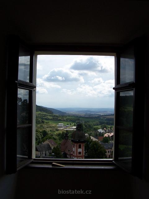 100_8973.JPG - vesnice Valeč z okna zámku