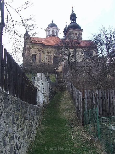 DSCF3025.JPG - cestička ke kostelu Nejsvětější Trojice