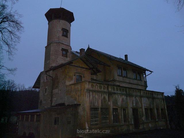 P1030227.JPG - zámecký letohrádek po filmařské úpravě směrem k hororu