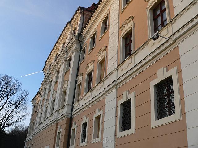 P1100163.JPG - Měla by českobarokní úprava fasády zámku Valeč vypadat takto?