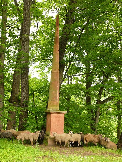 monument.jpg - pauza u monumentu při přehánění ovcí na zámecké pastviny